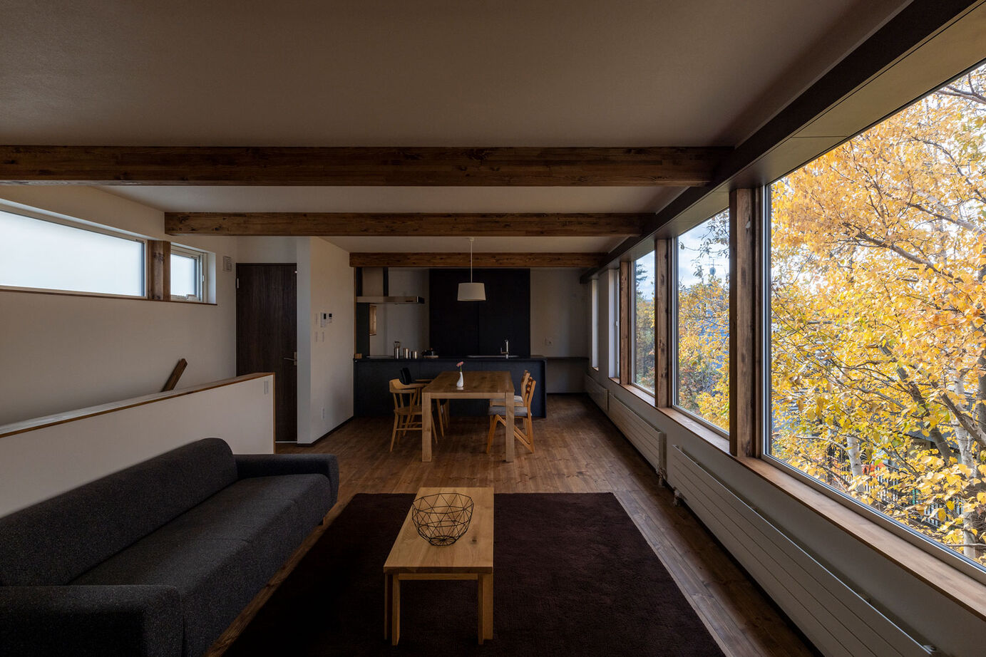 アートホーム 【重量木骨の家】｜札幌市 / 2LDK｜耐震構法 SE構法を採用、旗竿地を生かした「tunnel house」の建築実例画像3