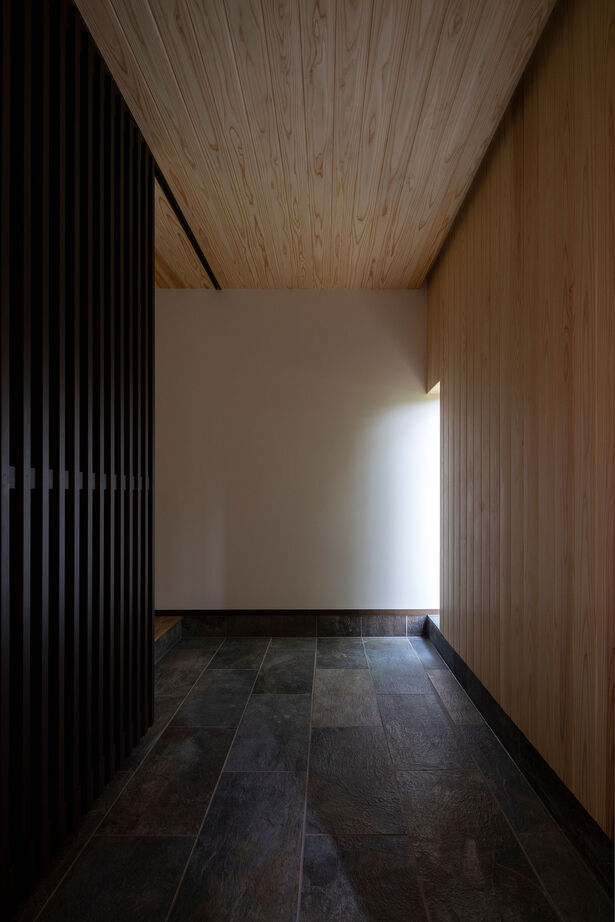 アートホーム 【重量木骨の家】｜札幌市 / 2LDK｜耐震構法 SE構法を採用、旗竿地を生かした「tunnel house」の建築実例画像9