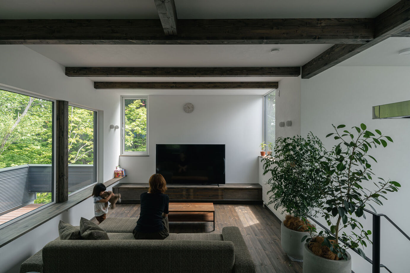 アートホーム 【A-Prot】｜札幌市｜四季の眺めと家族の時間を楽しむ緑に浮かぶ展望リビングの家「移ろう描写」の建築実例画像2