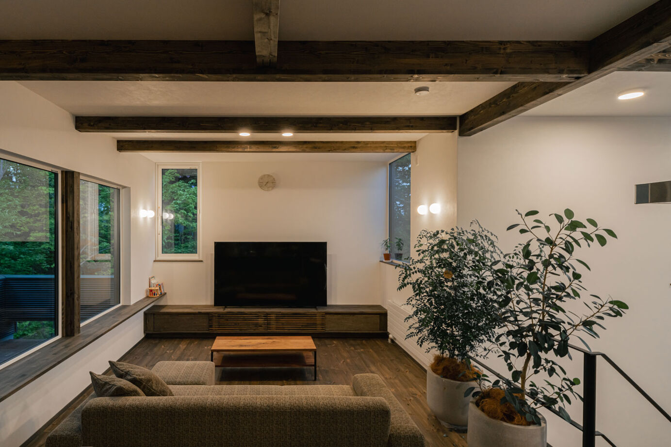 アートホーム 【A-Prot】｜札幌市｜四季の眺めと家族の時間を楽しむ緑に浮かぶ展望リビングの家「移ろう描写」の建築実例画像3