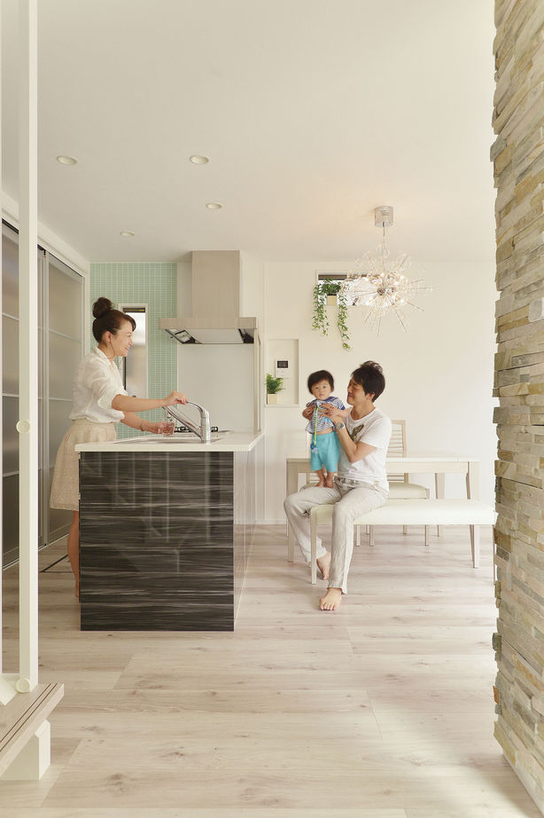 家物語　小林工務店 【吹き抜け/間取り図あり/1,000～1,500万円】直線の美しさが表現された外観。緑が彩る中庭のある家の建築実例画像2