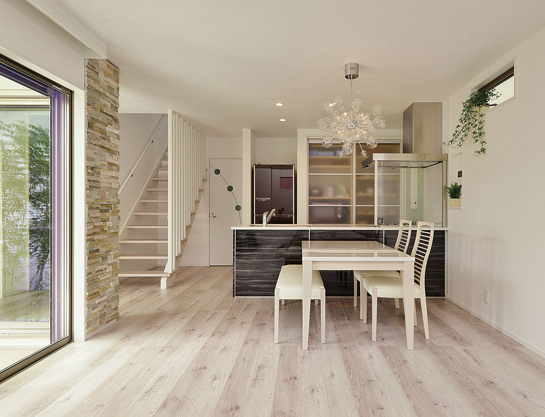 家物語　小林工務店 【吹き抜け/間取り図あり/1,000～1,500万円】直線の美しさが表現された外観。緑が彩る中庭のある家の建築実例画像3