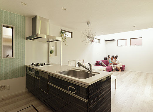 家物語　小林工務店 【吹き抜け/間取り図あり/1,000～1,500万円】直線の美しさが表現された外観。緑が彩る中庭のある家の建築実例画像6