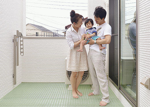 家物語　小林工務店 【吹き抜け/間取り図あり/1,000～1,500万円】直線の美しさが表現された外観。緑が彩る中庭のある家の建築実例画像7