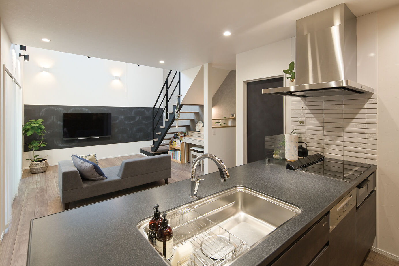 家物語　小林工務店 【1000～1500万円/33坪/間取り図有】拘りキッチンにガルバリウムの外装まで叶えた高いコストパフォーマンスの建築実例画像3