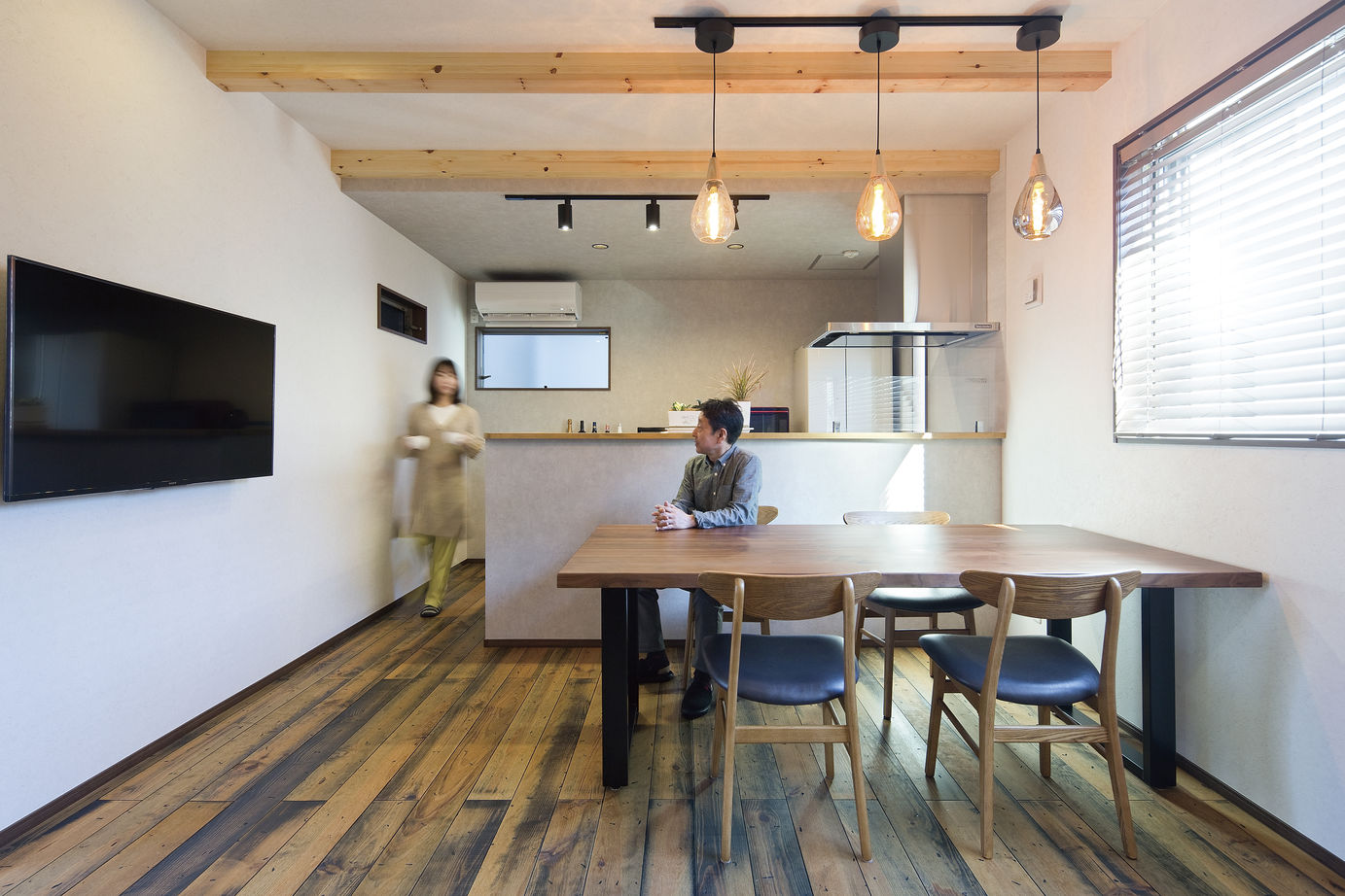 家物語　小林工務店 【～1,500万円/ビルドインガレージ/31坪台/間取り図有】「ビルドインガレージ&カフェ風のインテリアの建築実例画像2