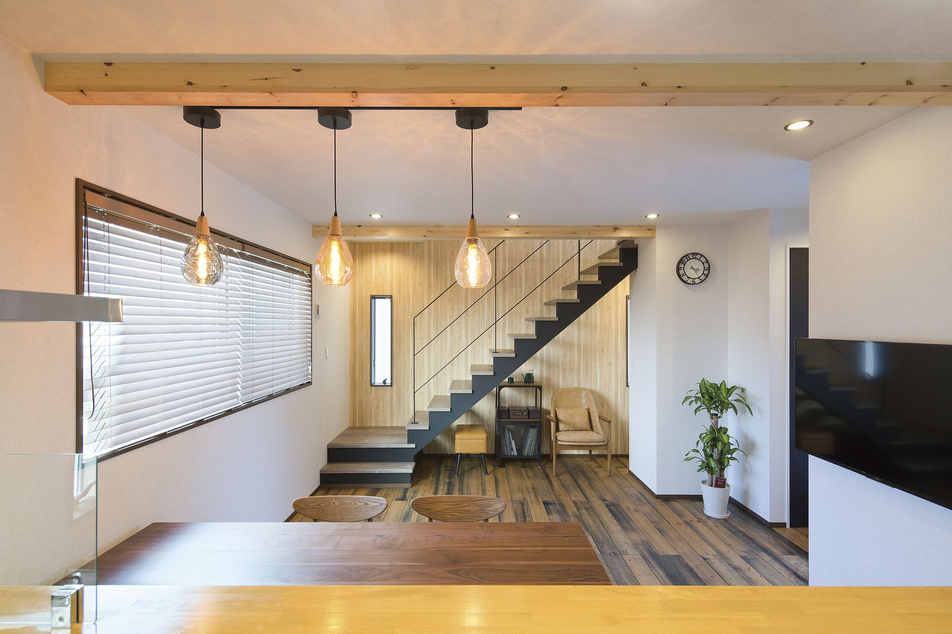 家物語　小林工務店 【～1,500万円/ビルドインガレージ/31坪台/間取り図有】「ビルドインガレージ&カフェ風のインテリアの建築実例画像3