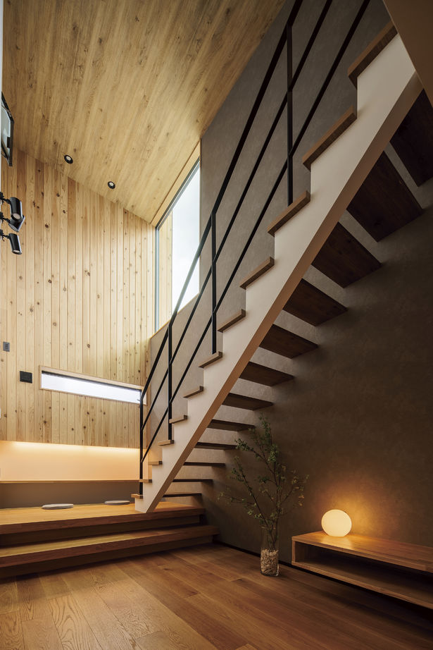 家物語　小林工務店 【1500万円~1999万円/無垢材/中庭/間取り図有】ウッドデッキ直結のLDK。家族時間から大人数ホームパーティの建築実例画像3