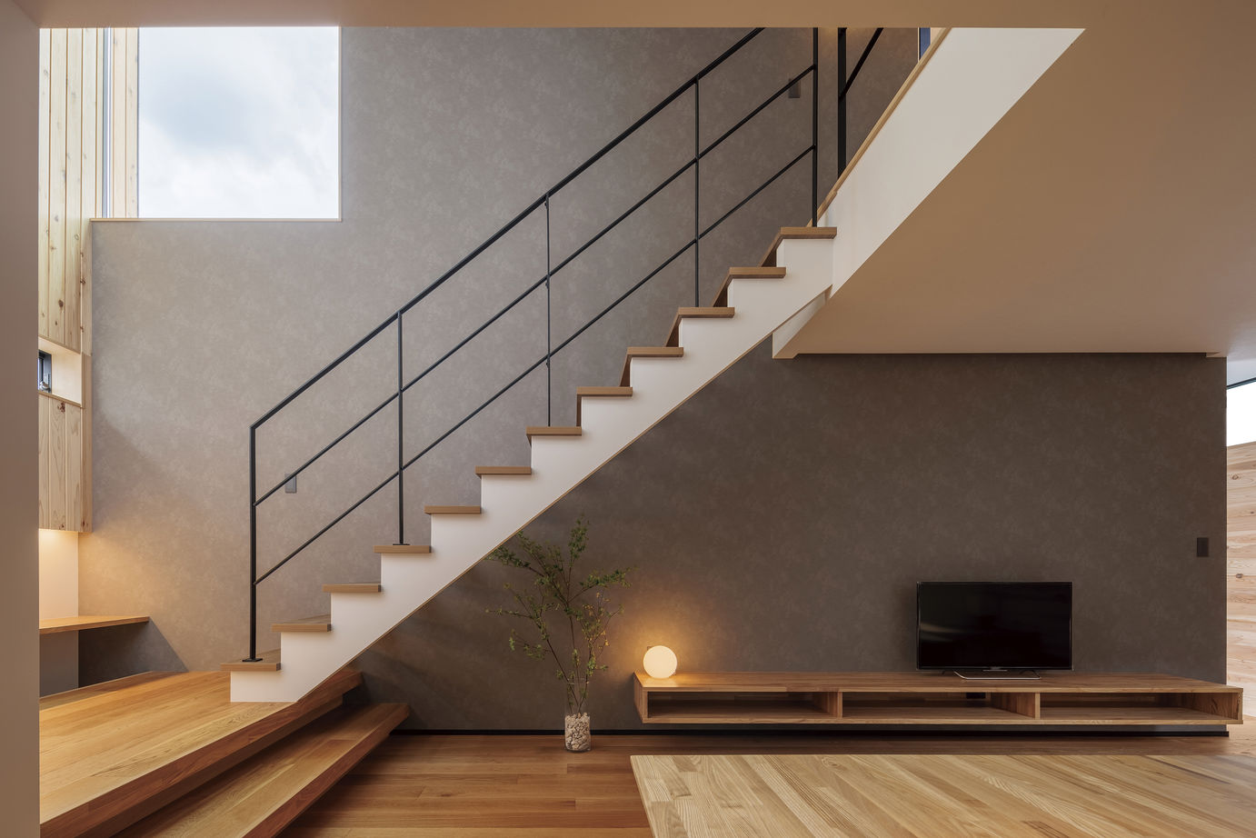 家物語　小林工務店 【1500万円~1999万円/無垢材/中庭/間取り図有】ウッドデッキ直結のLDK。家族時間から大人数ホームパーティの建築実例画像4