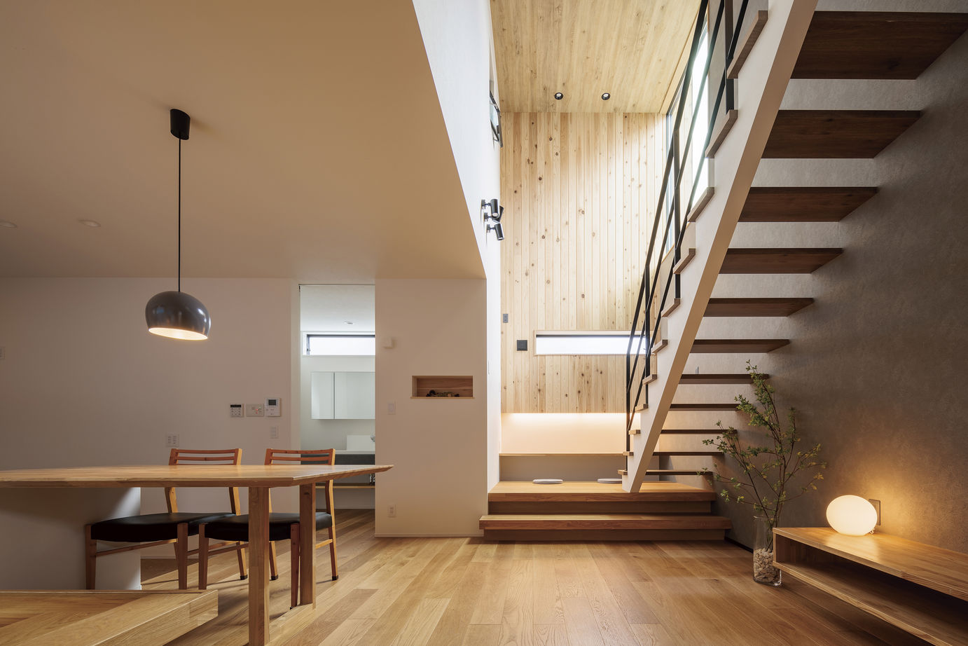 家物語　小林工務店 【1500万円~1999万円/無垢材/中庭/間取り図有】ウッドデッキ直結のLDK。家族時間から大人数ホームパーティの建築実例画像5