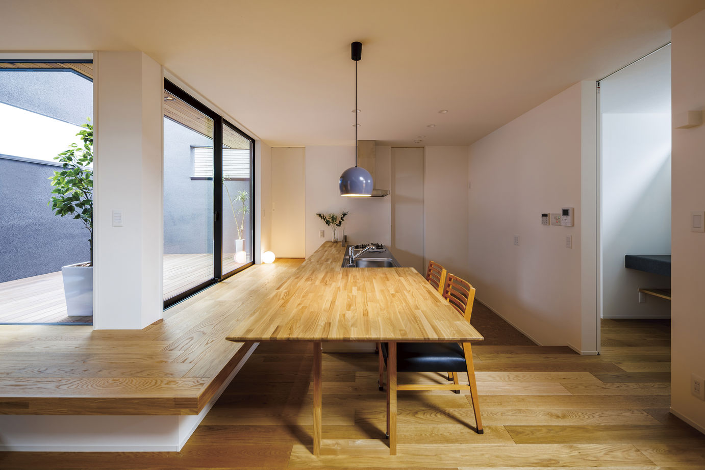 家物語　小林工務店 【1500万円~1999万円/無垢材/中庭/間取り図有】ウッドデッキ直結のLDK。家族時間から大人数ホームパーティの建築実例画像6