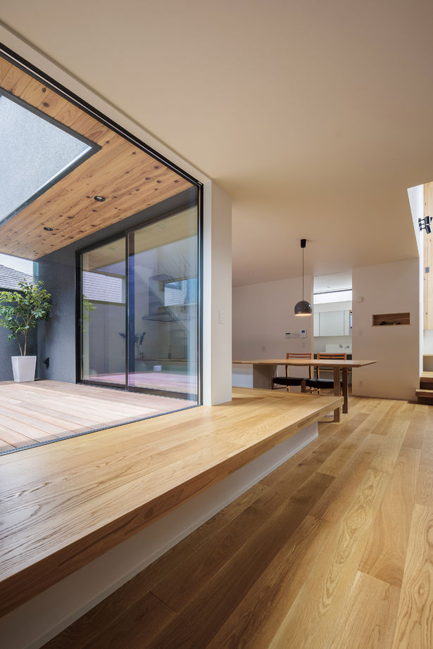 家物語　小林工務店 【1500万円~1999万円/無垢材/中庭/間取り図有】ウッドデッキ直結のLDK。家族時間から大人数ホームパーティの建築実例画像7