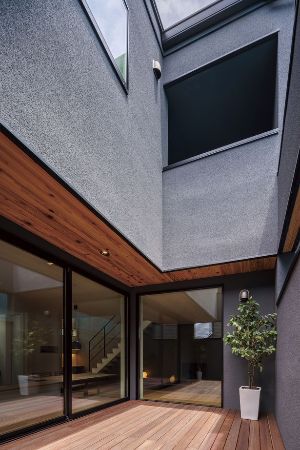 家物語　小林工務店 【1500万円~1999万円/無垢材/中庭/間取り図有】ウッドデッキ直結のLDK。家族時間から大人数ホームパーティの建築実例画像8