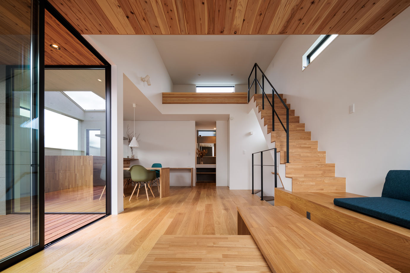 家物語　小林工務店 【リビング階段/吹き抜け/1500～1999万円/間取り図】無垢材を使用し自社大工の造作家具のあるモダンハウスの建築実例画像2