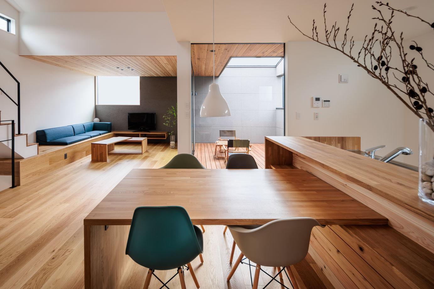 家物語　小林工務店 【リビング階段/吹き抜け/1500～1999万円/間取り図】無垢材を使用し自社大工の造作家具のあるモダンハウスの建築実例画像3