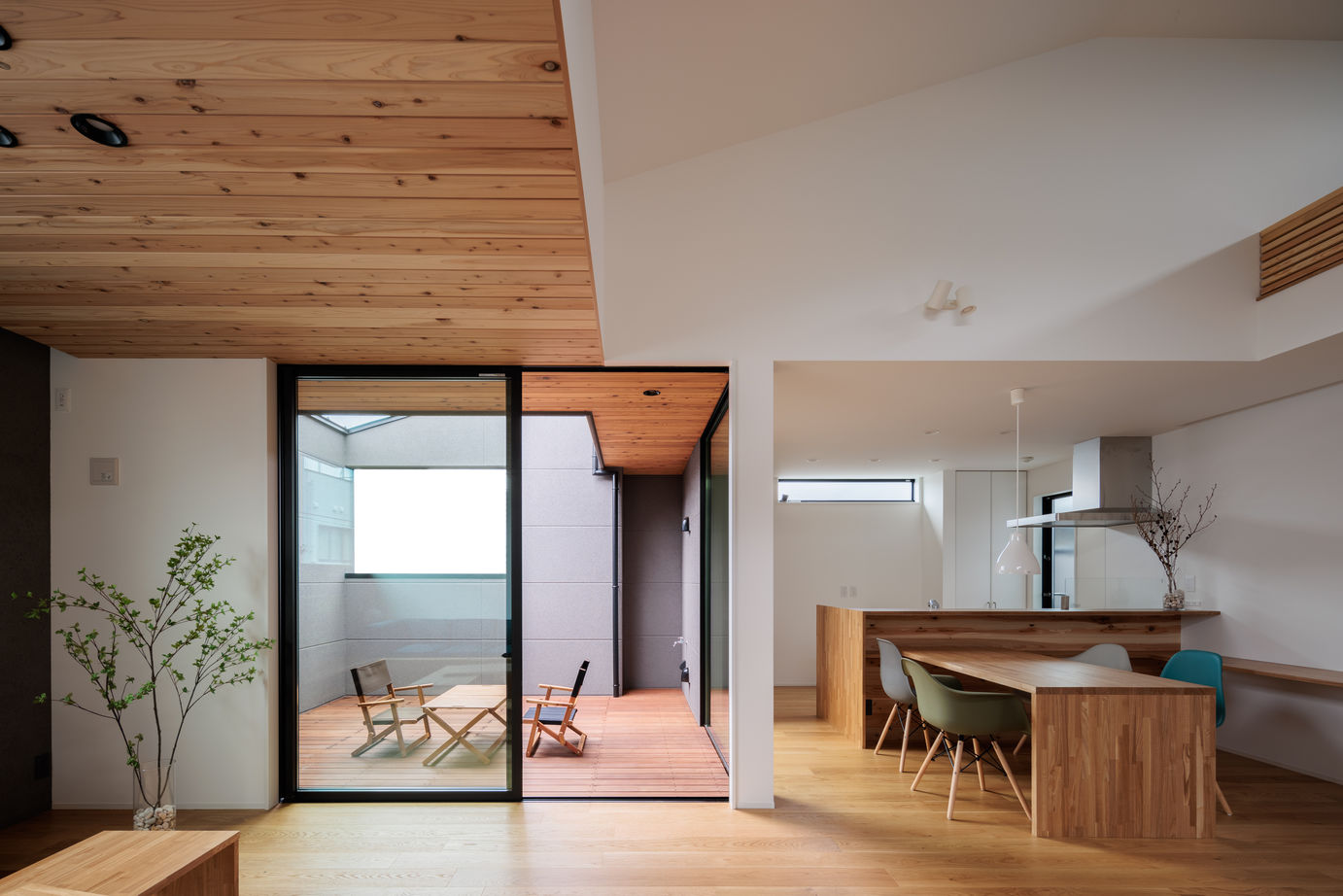 家物語　小林工務店 【リビング階段/吹き抜け/1500～1999万円/間取り図】無垢材を使用し自社大工の造作家具のあるモダンハウスの建築実例画像4