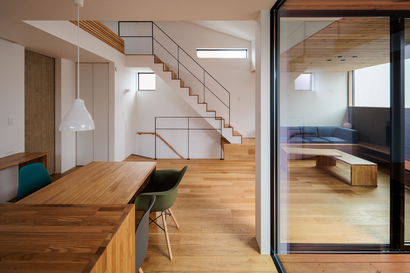 家物語　小林工務店 【リビング階段/吹き抜け/1500～1999万円/間取り図】無垢材を使用し自社大工の造作家具のあるモダンハウスの建築実例画像6