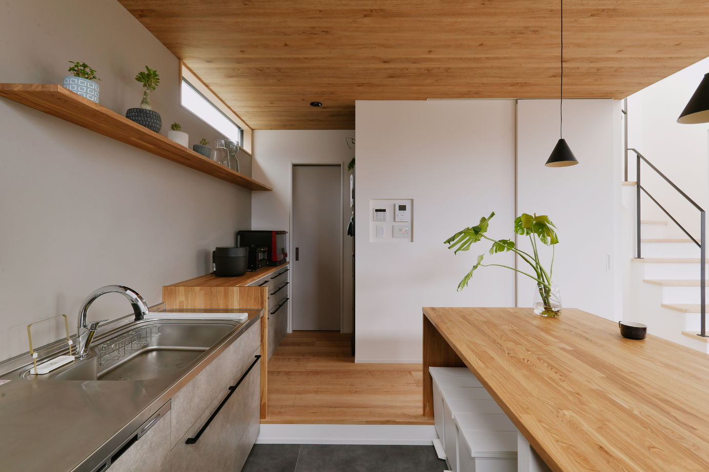 家物語　小林工務店 【1500~1999万円/3階建て/インナーバルコニー/間取り図有】プライバシーと外へのつながりを両立した家の建築実例画像4