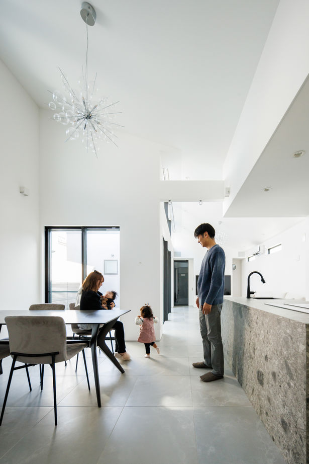 家物語　小林工務店 【2000万円台/平屋/ライトコート/間取り図有】モダンな空間。暮らしやすさと家族のつながりが高い家の建築実例画像4