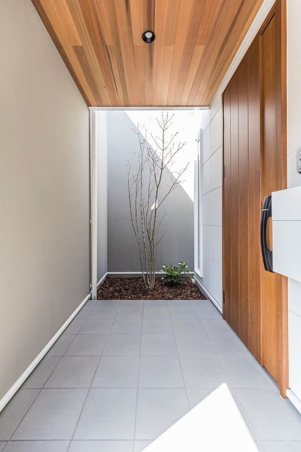 cocochi 藤岡萬建設 一級建築士事務所 【自然素材/平屋】家族が自然と集まる勾配天井の広々LDKがある平屋の建築実例画像2