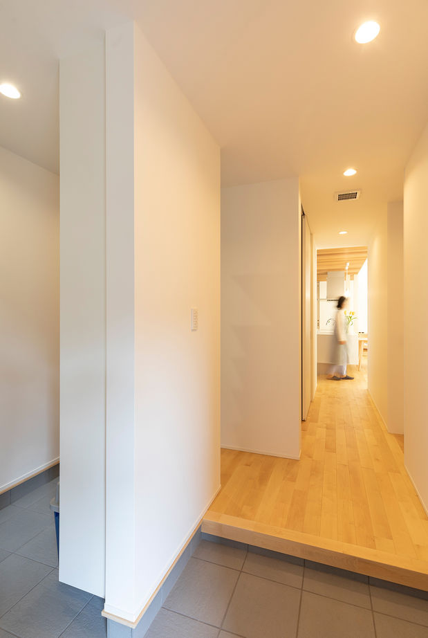 cocochi 藤岡萬建設 一級建築士事務所 【自然素材/平屋】家族が自然と集まる勾配天井の広々LDKがある平屋の建築実例画像3