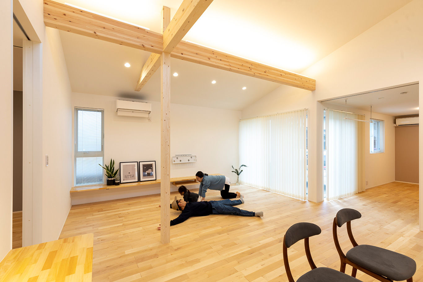 cocochi 藤岡萬建設 一級建築士事務所 【自然素材/平屋】家族が自然と集まる勾配天井の広々LDKがある平屋の建築実例画像4