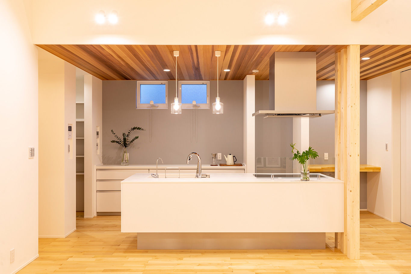 cocochi 藤岡萬建設 一級建築士事務所 【自然素材/平屋】家族が自然と集まる勾配天井の広々LDKがある平屋の建築実例画像5