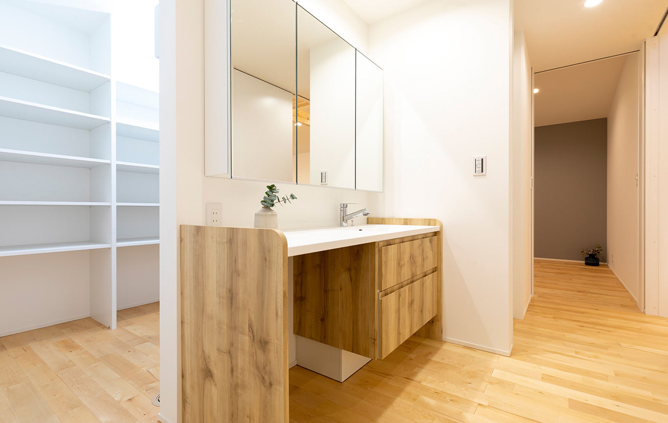 cocochi 藤岡萬建設 一級建築士事務所 【自然素材/平屋】家族が自然と集まる勾配天井の広々LDKがある平屋の建築実例画像6