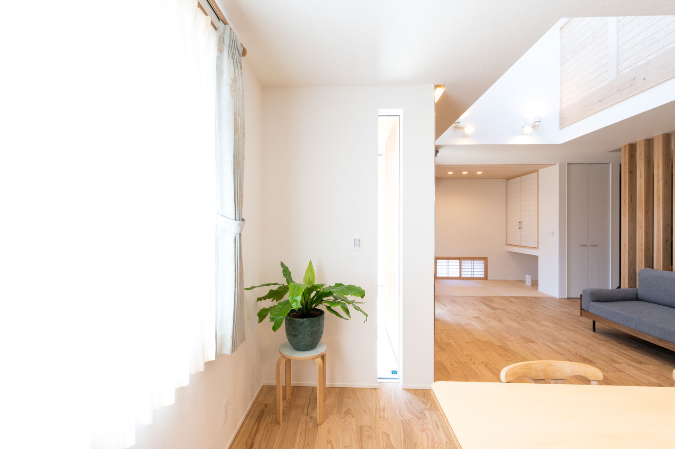 cocochi 藤岡萬建設 一級建築士事務所 【準平屋/32坪/1階完結型間取り/吹抜け】木の美しさに包まれる将来を見据えた「準平屋」の家の建築実例画像2