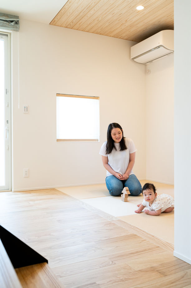 cocochi 藤岡萬建設 一級建築士事務所 【準平屋/32坪/1階完結型間取り/吹抜け】木の美しさに包まれる将来を見据えた「準平屋」の家の建築実例画像4