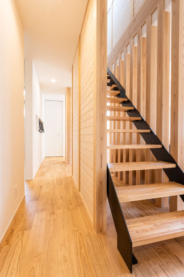 cocochi 藤岡萬建設 一級建築士事務所 【準平屋/32坪/1階完結型間取り/吹抜け】木の美しさに包まれる将来を見据えた「準平屋」の家の建築実例画像5