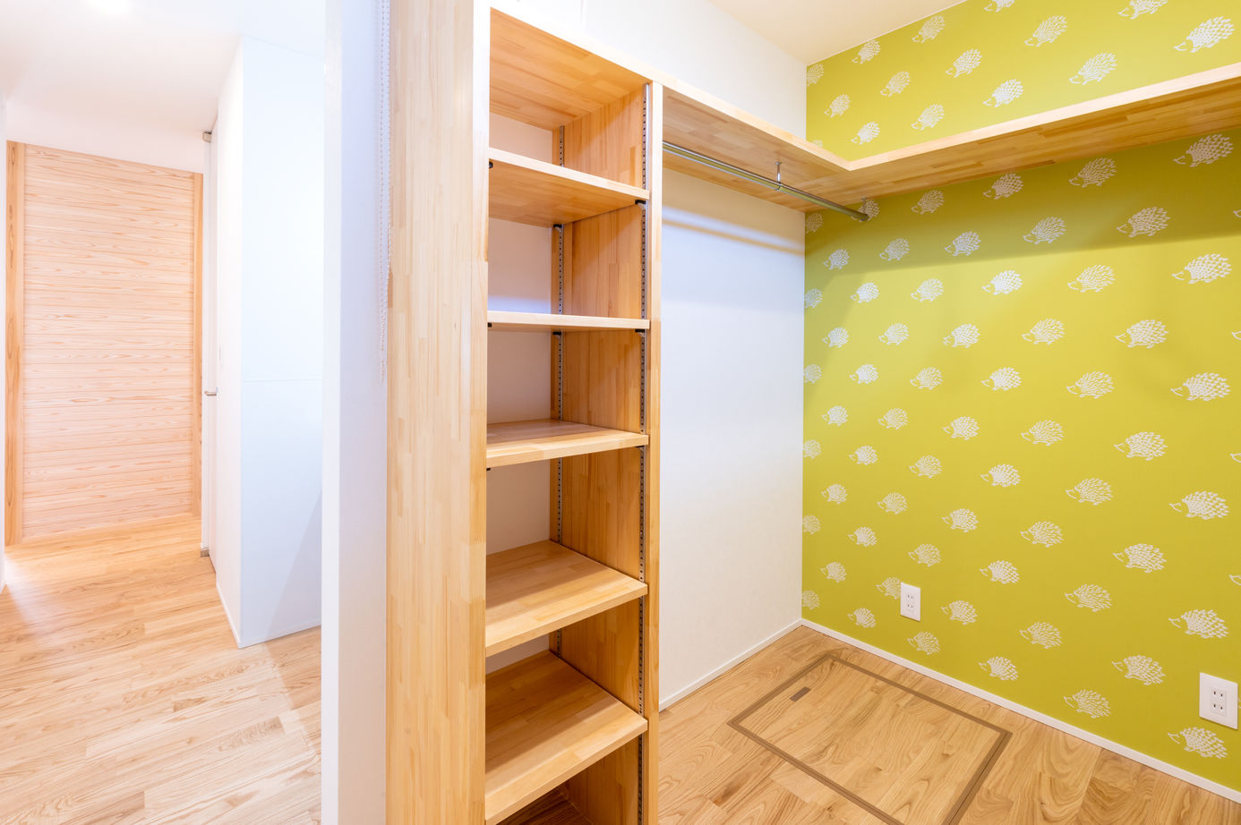 cocochi 藤岡萬建設 一級建築士事務所 【準平屋/32坪/1階完結型間取り/吹抜け】木の美しさに包まれる将来を見据えた「準平屋」の家の建築実例画像8