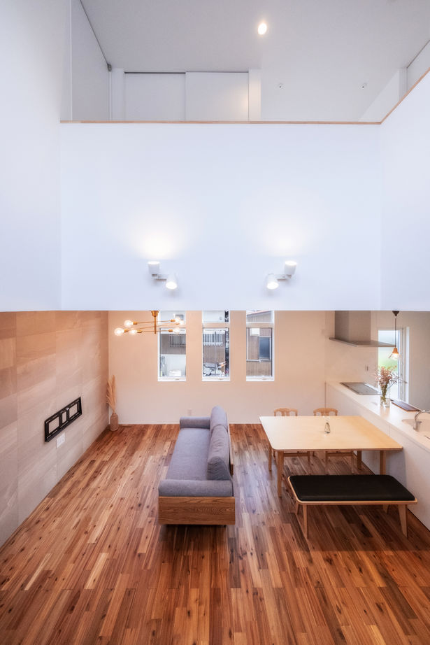 cocochi 藤岡萬建設 一級建築士事務所 【30坪/吹抜け/高気密高断熱】淡色インテリアが可愛い3連窓のある家の建築実例画像2