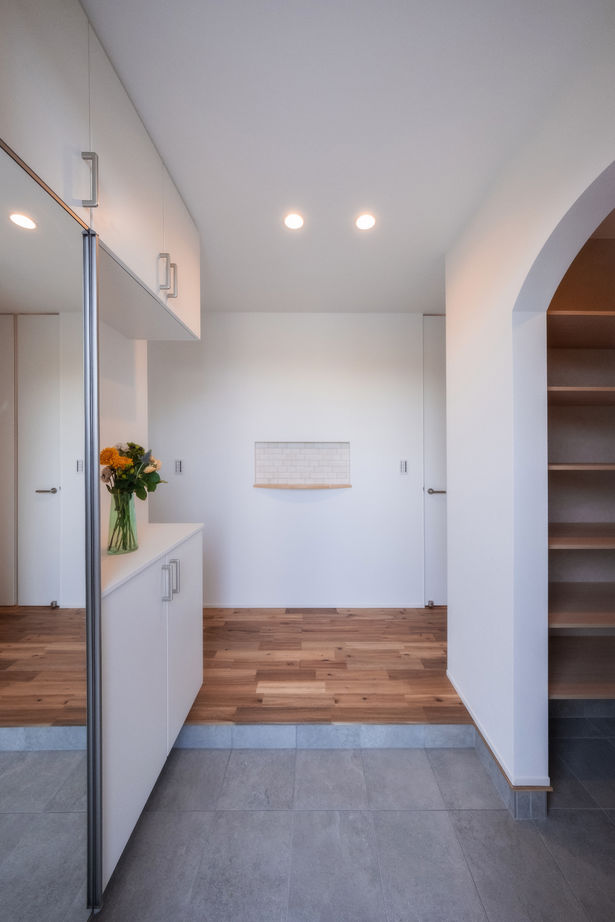 cocochi 藤岡萬建設 一級建築士事務所 【30坪/吹抜け/高気密高断熱】淡色インテリアが可愛い3連窓のある家の建築実例画像3