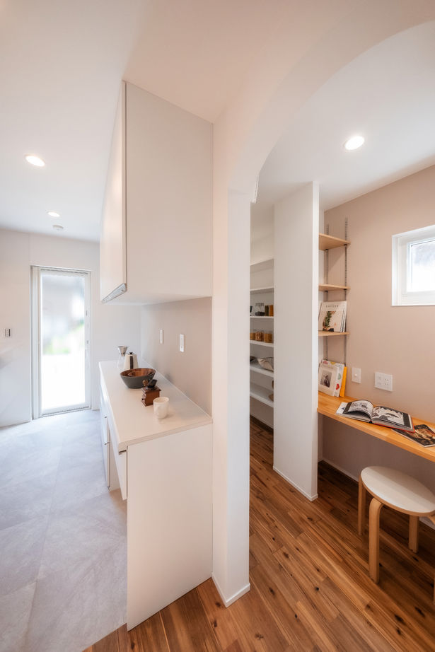 cocochi 藤岡萬建設 一級建築士事務所 【30坪/吹抜け/高気密高断熱】淡色インテリアが可愛い3連窓のある家の建築実例画像4