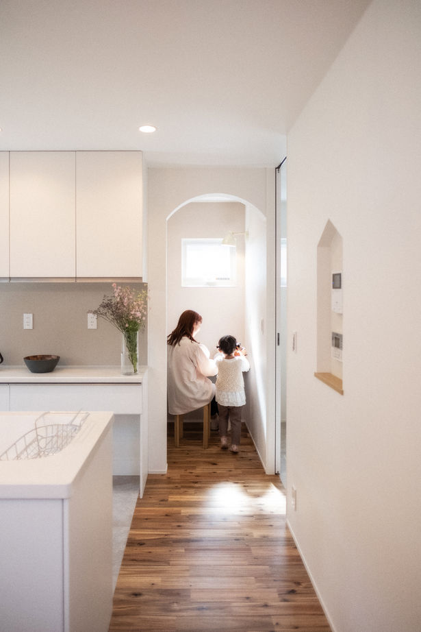 cocochi 藤岡萬建設 一級建築士事務所 【30坪/吹抜け/高気密高断熱】淡色インテリアが可愛い3連窓のある家の建築実例画像5