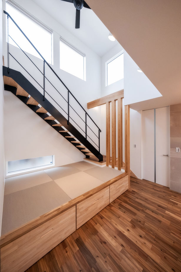 cocochi 藤岡萬建設 一級建築士事務所 【30坪/吹抜け/高気密高断熱】淡色インテリアが可愛い3連窓のある家の建築実例画像6