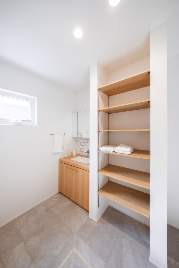 cocochi 藤岡萬建設 一級建築士事務所 【30坪/吹抜け/高気密高断熱】淡色インテリアが可愛い3連窓のある家の建築実例画像7