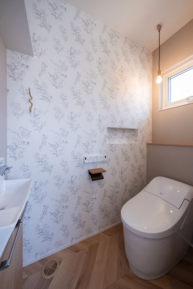 cocochi 藤岡萬建設 一級建築士事務所 【30坪/吹抜け/高気密高断熱】淡色インテリアが可愛い3連窓のある家の建築実例画像8