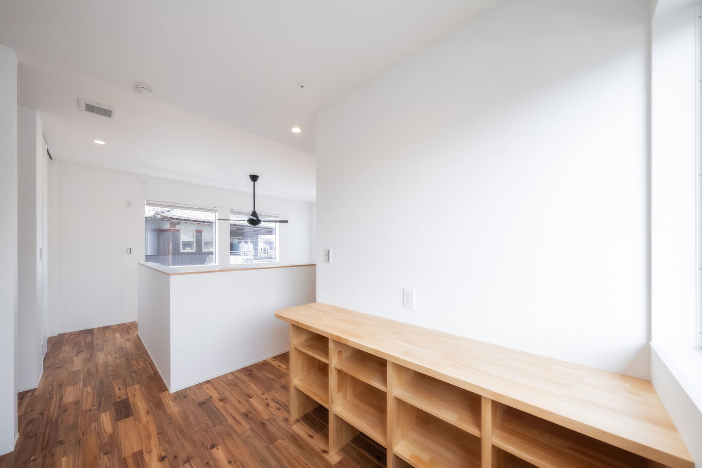 cocochi 藤岡萬建設 一級建築士事務所 【30坪/吹抜け/高気密高断熱】淡色インテリアが可愛い3連窓のある家の建築実例画像9