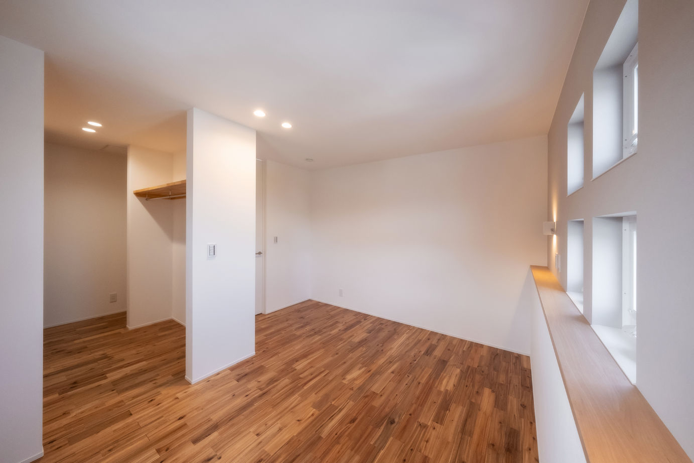 cocochi 藤岡萬建設 一級建築士事務所 【30坪/吹抜け/高気密高断熱】淡色インテリアが可愛い3連窓のある家の建築実例画像10