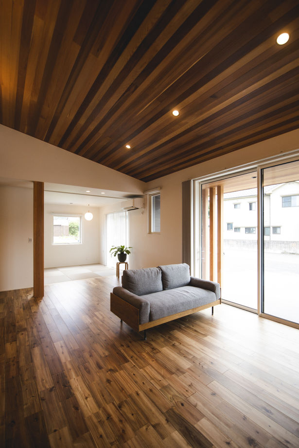 cocochi 藤岡萬建設 一級建築士事務所 【平屋/勾配天井/テラス】のどかな田園風景の中でスローライフを楽しむ平屋の建築実例画像2