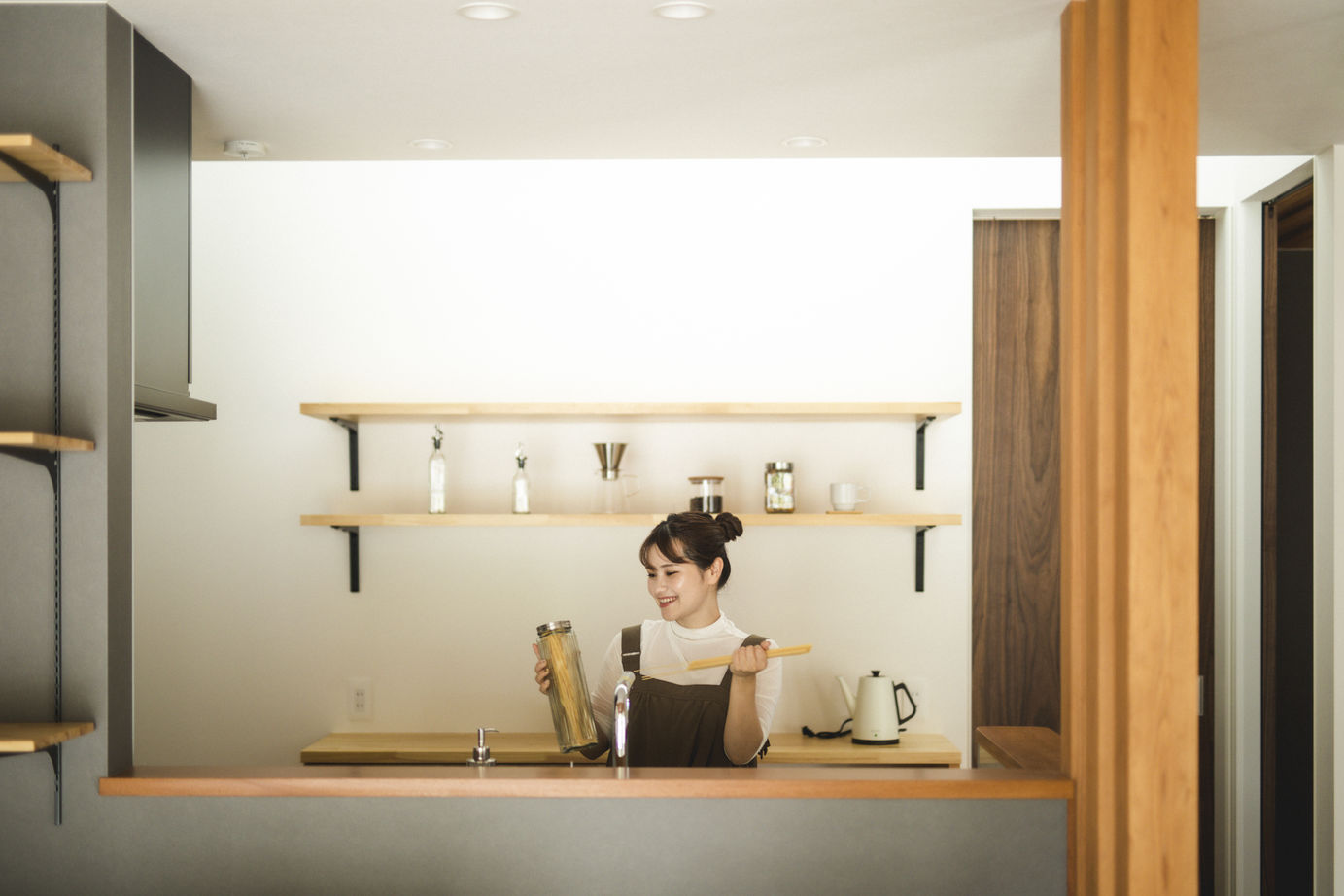 cocochi 藤岡萬建設 一級建築士事務所 【平屋/勾配天井/テラス】のどかな田園風景の中でスローライフを楽しむ平屋の建築実例画像3