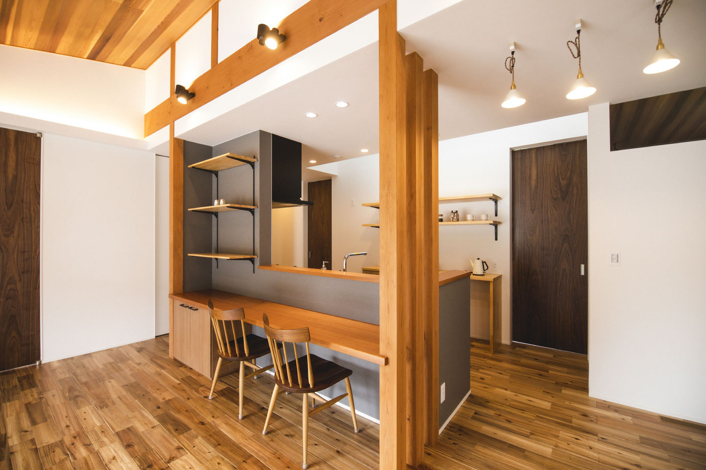 cocochi 藤岡萬建設 一級建築士事務所 【平屋/勾配天井/テラス】のどかな田園風景の中でスローライフを楽しむ平屋の建築実例画像4