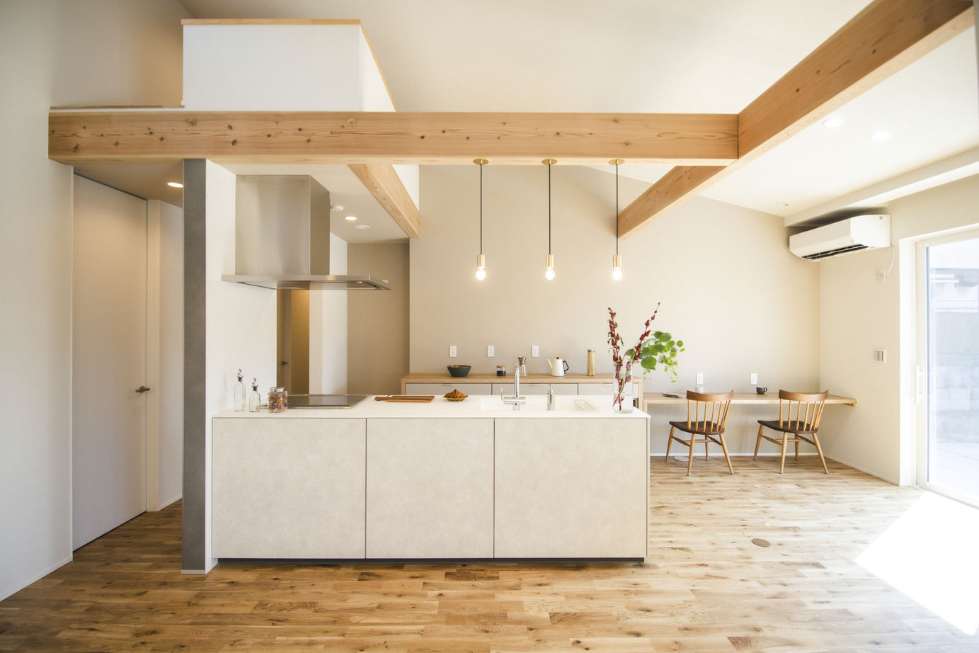 cocochi 藤岡萬建設 一級建築士事務所 【平屋/勾配天井/ロフト】“子育て世代”ロフトのある25坪平屋の建築実例画像2