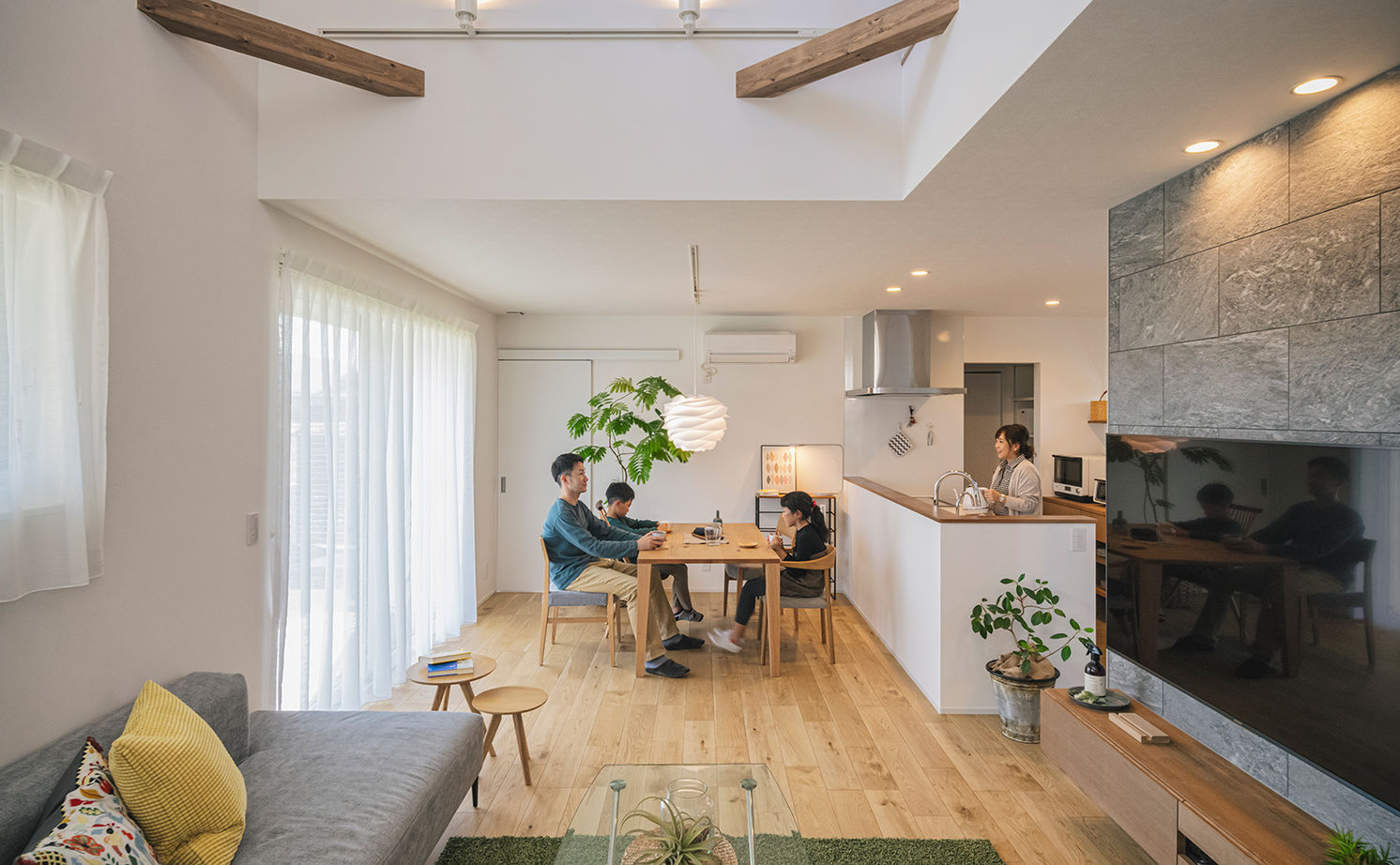 コラボハウス一級建築士事務所 【間取図有／設計士と直接話せる家づくり】大きな窓が切り取る庭の緑が、心を和ませてくれる家の建築実例画像2