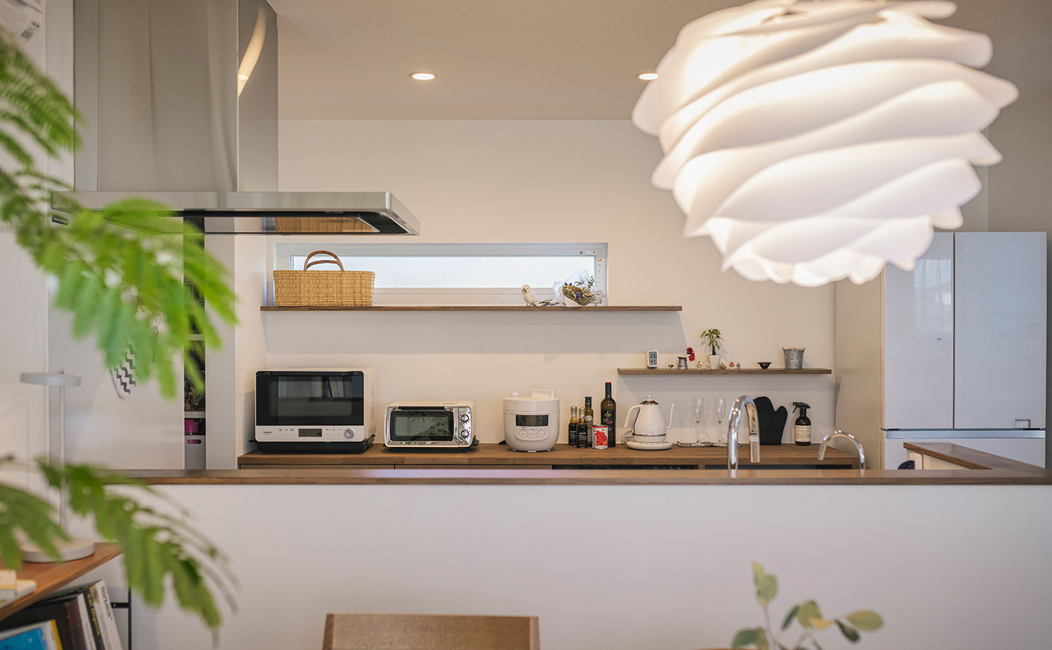 コラボハウス一級建築士事務所 【間取図有／設計士と直接話せる家づくり】大きな窓が切り取る庭の緑が、心を和ませてくれる家の建築実例画像4