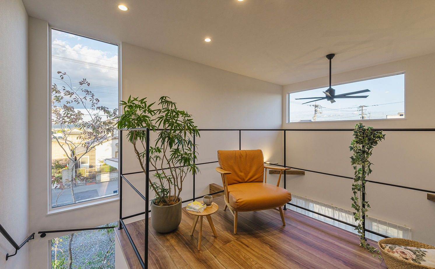 コラボハウス一級建築士事務所 【間取図有／設計士と直接話せる家づくり】大きな窓が切り取る庭の緑が、心を和ませてくれる家の建築実例画像8