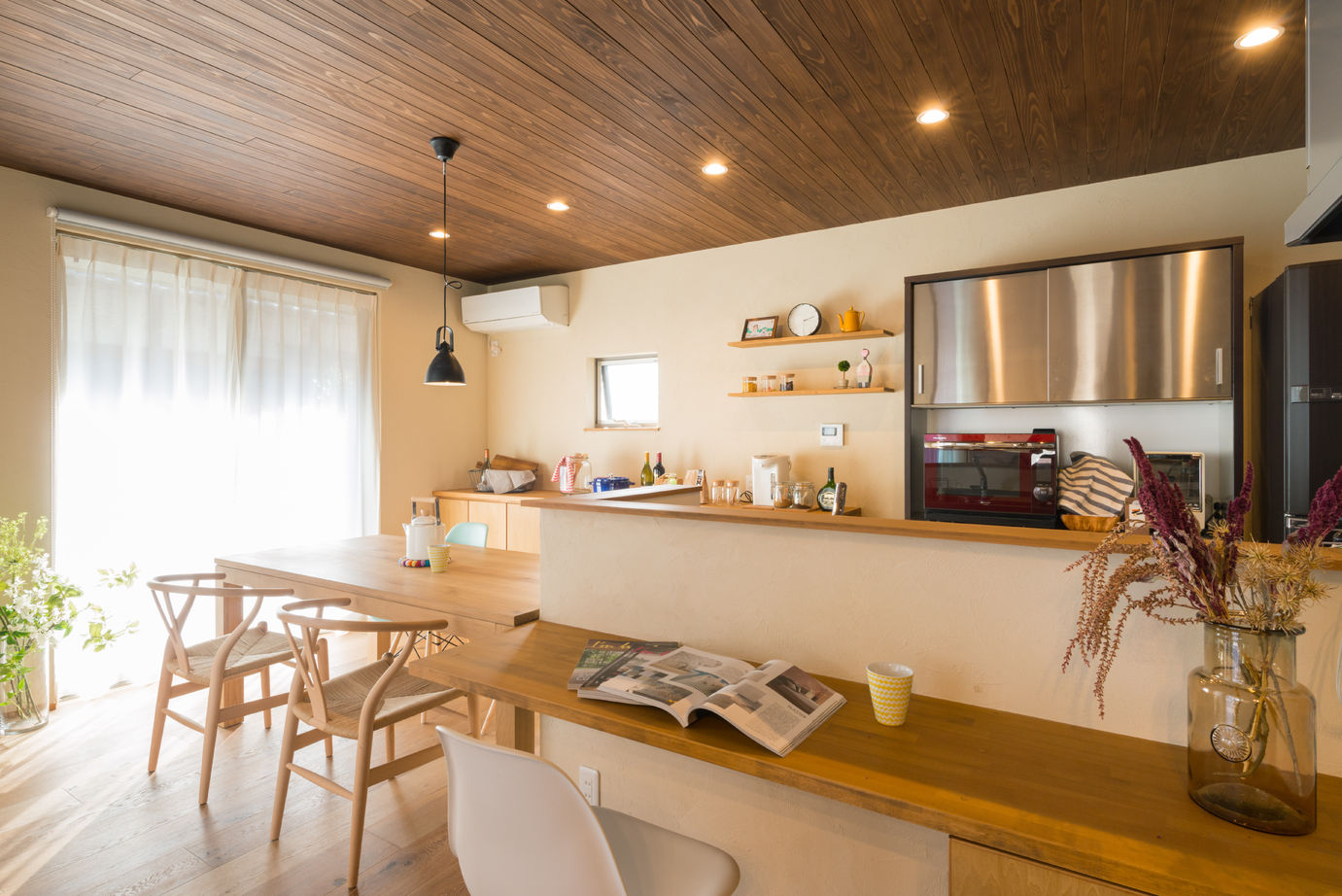 コラボハウス一級建築士事務所 【2000万円台/約38坪/間取図有】子育て中の設計士と建てた、自然素材が癒しのLDKとモダンなキューブ型の家の建築実例画像2