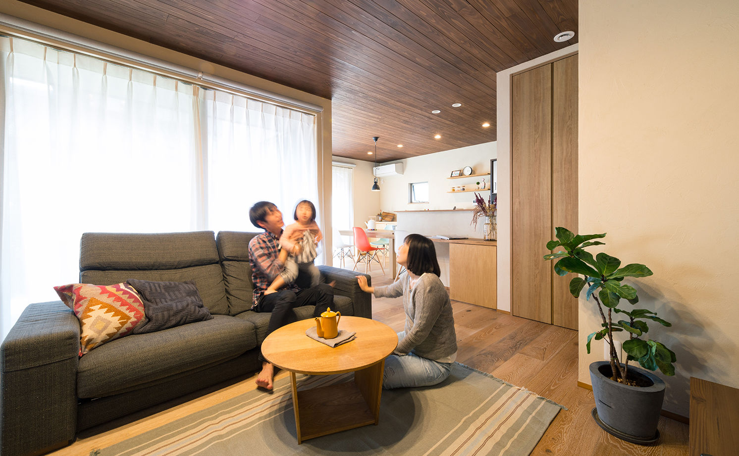 コラボハウス一級建築士事務所 【2000万円台/約38坪/間取図有】子育て中の設計士と建てた、自然素材が癒しのLDKとモダンなキューブ型の家の建築実例画像3